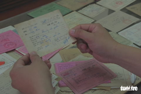 Người sưu tầm hơn 500 thẻ cử tri, có tấm thẻ từ 1946 - Ảnh 2. Người sưu tầm hơn 500 thẻ cử tri, có tấm thẻ từ 1946 - Ảnh 2.