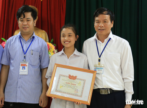 Khen thưởng nữ sinh nghèo trả lại gần 300 triệu và 3 cây vàng cho người đánh rơi - Ảnh 1. Khen thưởng nữ sinh nghèo trả lại gần 300 triệu và 3 cây vàng cho người đánh rơi - Ảnh 1.