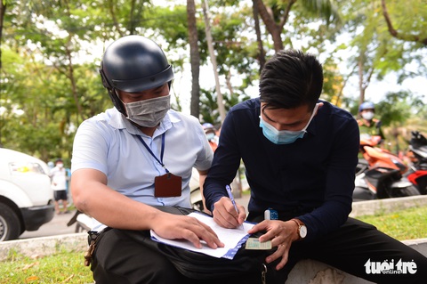 Quay phim ở công viên nhưng không mang khẩu trang, nhóm bạn trẻ TP.HCM bị phạt nặng - Ảnh 4. Quay phim ở công viên nhưng không mang khẩu trang, nhóm bạn trẻ TP.HCM bị phạt nặng - Ảnh 4.