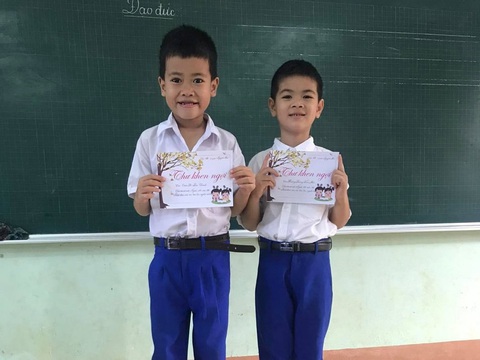 Nhặt được gần 30 triệu, 2 học sinh lớp 1 nhờ cô giáo trả lại người đánh rơi - Ảnh 1. Nhặt được gần 30 triệu, 2 học sinh lớp 1 nhờ cô giáo trả lại người đánh rơi - Ảnh 1.