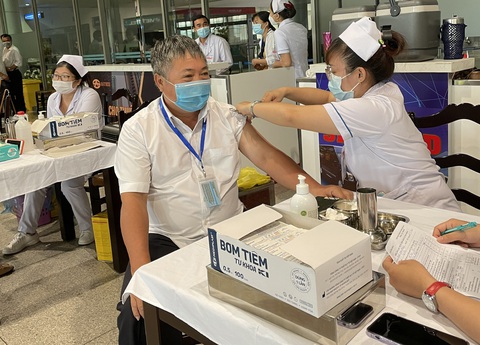 Tiêm vắc xin ngừa COVID-19 cho hơn 2.000 người làm việc tại sân bay Tân Sơn Nhất - Ảnh 1. Tiêm vắc xin ngừa COVID-19 cho hơn 2.000 người làm việc tại sân bay Tân Sơn Nhất - Ảnh 1.