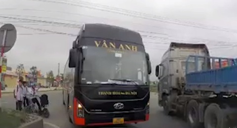 Tước bằng lái 3 tháng với tài xế chạy xe khách ngược chiều - Ảnh 1. Tước bằng lái 3 tháng với tài xế chạy xe khách ngược chiều - Ảnh 1.