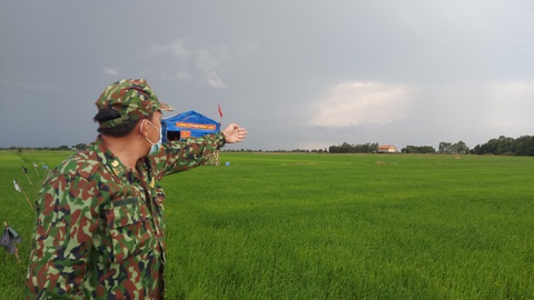 Người canh biên giới Tây Nam: Đêm nay anh em ta thức trắng - Ảnh 6. Người canh biên giới Tây Nam: Đêm nay anh em ta thức trắng - Ảnh 6.