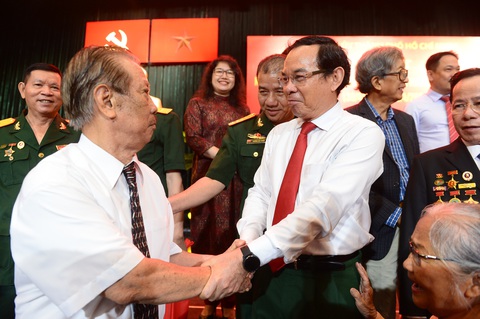 Họp mặt 30-4: Bí thư Nguyễn Văn Nên cảm ơn những trí thức quay về phụng sự Tổ quốc - Ảnh 2. Họp mặt 30-4: Bí thư Nguyễn Văn Nên cảm ơn những trí thức quay về phụng sự Tổ quốc - Ảnh 2.