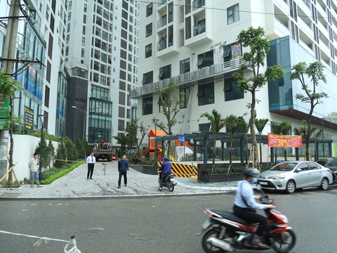 Sập dàn nóng điều hòa ở chung cư: Do phân bổ các cục nóng chưa đều? - Ảnh 1. Sập dàn nóng điều hòa ở chung cư: Do phân bổ các cục nóng chưa đều? - Ảnh 1.