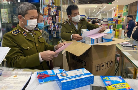Khẩu trang chất đống, hạ giá liên tục nhưng bán không ai mua, vì sao? - Ảnh 2. Khẩu trang chất đống, hạ giá liên tục nhưng bán không ai mua, vì sao? - Ảnh 2.