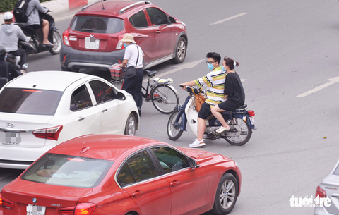 Điểm quay đầu xe bất hợp lý, sinh viên đi ngược chiều nườm nượp - Ảnh 4. Điểm quay đầu xe bất hợp lý, sinh viên đi ngược chiều nườm nượp - Ảnh 4.
