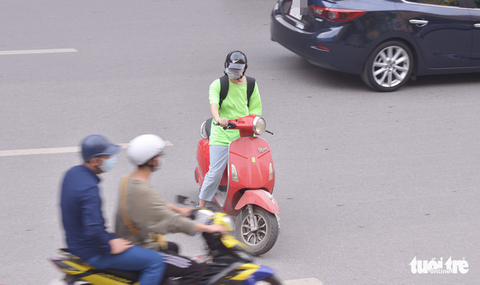 Điểm quay đầu xe bất hợp lý, sinh viên đi ngược chiều nườm nượp - Ảnh 5. Điểm quay đầu xe bất hợp lý, sinh viên đi ngược chiều nườm nượp - Ảnh 5.