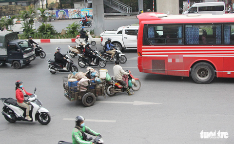 Điểm quay đầu xe bất hợp lý, sinh viên đi ngược chiều nườm nượp - Ảnh 6. Điểm quay đầu xe bất hợp lý, sinh viên đi ngược chiều nườm nượp - Ảnh 6.
