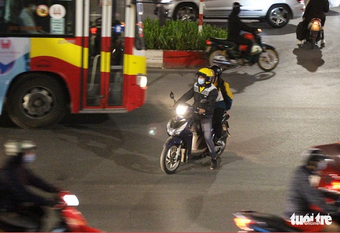 Điểm quay đầu xe bất hợp lý, sinh viên đi ngược chiều nườm nượp - Ảnh 1. Điểm quay đầu xe bất hợp lý, sinh viên đi ngược chiều nườm nượp - Ảnh 1.