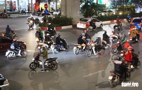 Điểm quay đầu xe bất hợp lý, sinh viên đi ngược chiều nườm nượp - Ảnh 7. Điểm quay đầu xe bất hợp lý, sinh viên đi ngược chiều nườm nượp - Ảnh 7.