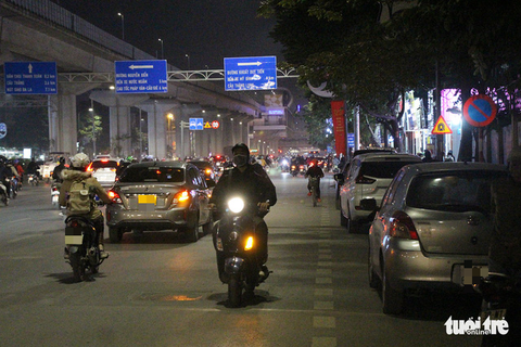 Điểm quay đầu xe bất hợp lý, sinh viên đi ngược chiều nườm nượp - Ảnh 8. Điểm quay đầu xe bất hợp lý, sinh viên đi ngược chiều nườm nượp - Ảnh 8.