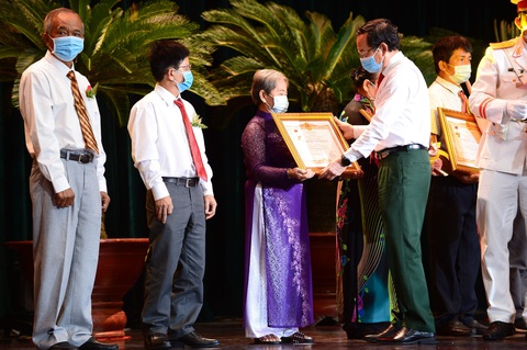 Họp mặt 30-4: Bí thư Nguyễn Văn Nên cảm ơn những trí thức quay về phụng sự Tổ quốc - Ảnh 1. Họp mặt 30-4: Bí thư Nguyễn Văn Nên cảm ơn những trí thức quay về phụng sự Tổ quốc - Ảnh 1.