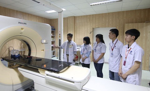 Rèn kỹ năng ở ngân hàng, bệnh viện... trước khi tốt nghiệp ĐH - Ảnh 1. Rèn kỹ năng ở ngân hàng, bệnh viện... trước khi tốt nghiệp ĐH - Ảnh 1.