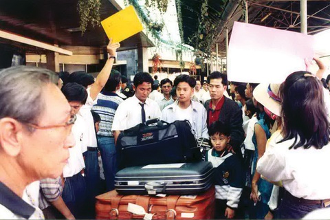 Kiều bào đóng góp cho Đổi mới: Chim Lạc về tổ - Ảnh 1. Kiều bào đóng góp cho Đổi mới: Chim Lạc về tổ - Ảnh 1.
