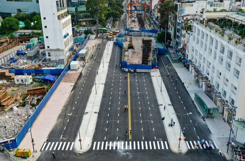 Tháo dỡ rào chắn một phần đường Lê Lợi, xe cộ được lưu thông từ ngày mai 29-4 - Ảnh 5. Tháo dỡ rào chắn một phần đường Lê Lợi, xe cộ được lưu thông từ ngày mai 29-4 - Ảnh 5.