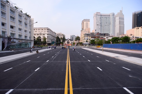 Tháo dỡ rào chắn một phần đường Lê Lợi, xe cộ được lưu thông từ ngày mai 29-4 - Ảnh 7. Tháo dỡ rào chắn một phần đường Lê Lợi, xe cộ được lưu thông từ ngày mai 29-4 - Ảnh 7.