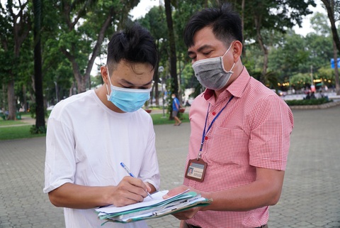Tập thể dục không mang khẩu trang, nam sinh viên ký vào biên bản nộp phạt - Ảnh 4. Tập thể dục không mang khẩu trang, nam sinh viên ký vào biên bản nộp phạt - Ảnh 4.