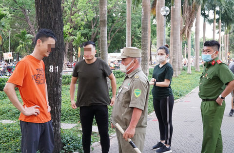 Tập thể dục không mang khẩu trang, nam sinh viên ký vào biên bản nộp phạt - Ảnh 2. Tập thể dục không mang khẩu trang, nam sinh viên ký vào biên bản nộp phạt - Ảnh 2.