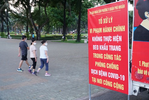 Tập thể dục không mang khẩu trang, nam sinh viên ký vào biên bản nộp phạt - Ảnh 5. Tập thể dục không mang khẩu trang, nam sinh viên ký vào biên bản nộp phạt - Ảnh 5.