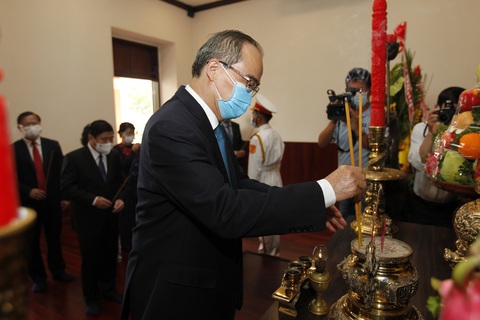 Lãnh đạo TP.HCM dâng hương tưởng niệm anh hùng liệt sĩ - Ảnh 7. Lãnh đạo TP.HCM dâng hương tưởng niệm anh hùng liệt sĩ - Ảnh 7.