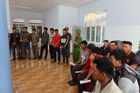 Khởi tố 37 người tham gia phá rừng giáp ranh Đắk Lắk - Phú Yên - Ảnh 2. Khởi tố 37 người tham gia phá rừng giáp ranh Đắk Lắk - Phú Yên - Ảnh 2.