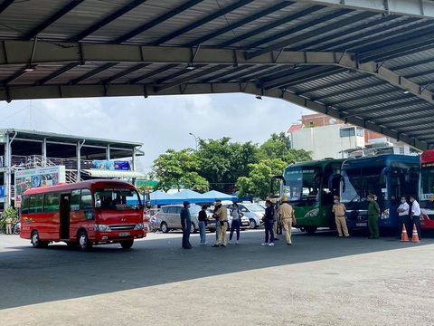 Lập chốt ở bến xe Miền Đông kiểm tra nồng độ cồn, ma túy dịp lễ 30-4 - Ảnh 1. Lập chốt ở bến xe Miền Đông kiểm tra nồng độ cồn, ma túy dịp lễ 30-4 - Ảnh 1.