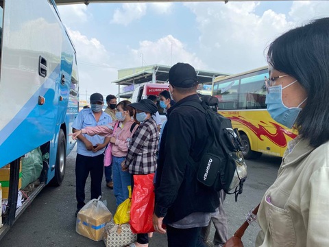 Lập chốt ở bến xe Miền Đông kiểm tra nồng độ cồn, ma túy dịp lễ 30-4 - Ảnh 5. Lập chốt ở bến xe Miền Đông kiểm tra nồng độ cồn, ma túy dịp lễ 30-4 - Ảnh 5.