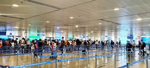 Khách dồn vào buổi sáng, sân bay Tân Sơn Nhất lại ùn tắc - Ảnh 3. Khách dồn vào buổi sáng, sân bay Tân Sơn Nhất lại ùn tắc - Ảnh 3.