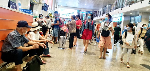 Khách dồn vào buổi sáng, sân bay Tân Sơn Nhất lại ùn tắc - Ảnh 4. Khách dồn vào buổi sáng, sân bay Tân Sơn Nhất lại ùn tắc - Ảnh 4.