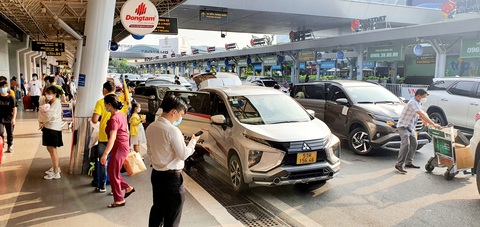 Khách dồn vào buổi sáng, sân bay Tân Sơn Nhất lại ùn tắc - Ảnh 7. Khách dồn vào buổi sáng, sân bay Tân Sơn Nhất lại ùn tắc - Ảnh 7.