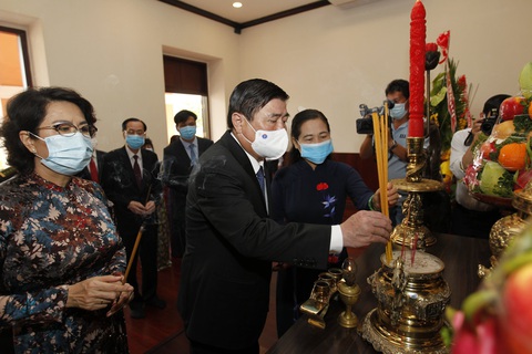 Lãnh đạo TP.HCM dâng hương tưởng niệm anh hùng liệt sĩ - Ảnh 6. Lãnh đạo TP.HCM dâng hương tưởng niệm anh hùng liệt sĩ - Ảnh 6.