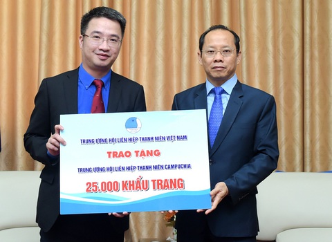 Trung ương Đoàn tặng 50.000 khẩu trang hỗ trợ thanh niên Campuchia, Lào - Ảnh 1. Trung ương Đoàn tặng 50.000 khẩu trang hỗ trợ thanh niên Campuchia, Lào - Ảnh 1.