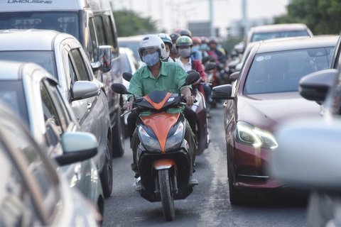 TP.HCM: Các cửa ngõ kẹt cứng, bến xe đông nghẹt người trước ngày nghỉ lễ 30-4 - Ảnh 4. TP.HCM: Các cửa ngõ kẹt cứng, bến xe đông nghẹt người trước ngày nghỉ lễ 30-4 - Ảnh 4.
