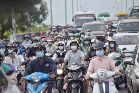 TP.HCM: Các cửa ngõ kẹt cứng, bến xe đông nghẹt người trước ngày nghỉ lễ 30-4 - Ảnh 11. TP.HCM: Các cửa ngõ kẹt cứng, bến xe đông nghẹt người trước ngày nghỉ lễ 30-4 - Ảnh 11.