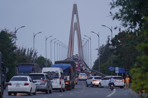 Kẹt xe tại cầu Rạch Miễu, CSGT phải chặn xe, biến cầu thành đường một chiều - Ảnh 3. Kẹt xe tại cầu Rạch Miễu, CSGT phải chặn xe, biến cầu thành đường một chiều - Ảnh 3.