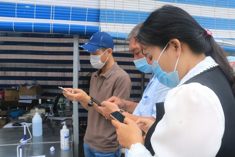 Khai báo y tế phụ thuộc vào… sự trung thực của người dân - Ảnh 1. Khai báo y tế phụ thuộc vào… sự trung thực của người dân - Ảnh 1.