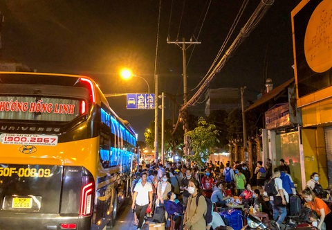 Kẹt xe vật vã tại khu bến xe Miền Đông, có người chờ hơn 30 phút vẫn chưa thể qua - Ảnh 3. Kẹt xe vật vã tại khu bến xe Miền Đông, có người chờ hơn 30 phút vẫn chưa thể qua - Ảnh 3.