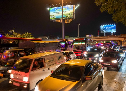 Kẹt xe vật vã tại khu bến xe Miền Đông, có người chờ hơn 30 phút vẫn chưa thể qua - Ảnh 6. Kẹt xe vật vã tại khu bến xe Miền Đông, có người chờ hơn 30 phút vẫn chưa thể qua - Ảnh 6.