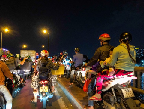 Kẹt xe vật vã tại khu bến xe Miền Đông, có người chờ hơn 30 phút vẫn chưa thể qua - Ảnh 4. Kẹt xe vật vã tại khu bến xe Miền Đông, có người chờ hơn 30 phút vẫn chưa thể qua - Ảnh 4.