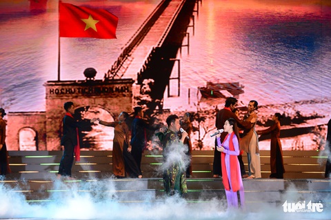 Đan Trường, Thanh Ngân, K-ICM khuấy động phố đi bộ Nguyễn Huệ dịp lễ 30-4 - Ảnh 2.