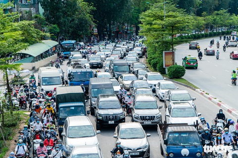 Nườm nượp người đổ về quê nghỉ lễ, xe cộ trên phố Hà Nội đứng hình từ 3 giờ chiều - Ảnh 2. Nườm nượp người đổ về quê nghỉ lễ, xe cộ trên phố Hà Nội đứng hình từ 3 giờ chiều - Ảnh 2.