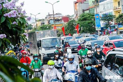 Nườm nượp người đổ về quê nghỉ lễ, xe cộ trên phố Hà Nội đứng hình từ 3 giờ chiều - Ảnh 3. Nườm nượp người đổ về quê nghỉ lễ, xe cộ trên phố Hà Nội đứng hình từ 3 giờ chiều - Ảnh 3.