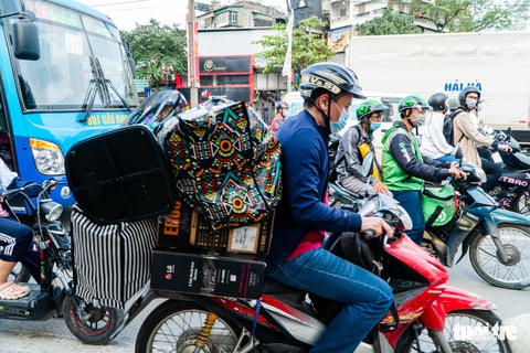Nườm nượp người đổ về quê nghỉ lễ, xe cộ trên phố Hà Nội đứng hình từ 3 giờ chiều - Ảnh 6. Nườm nượp người đổ về quê nghỉ lễ, xe cộ trên phố Hà Nội đứng hình từ 3 giờ chiều - Ảnh 6.