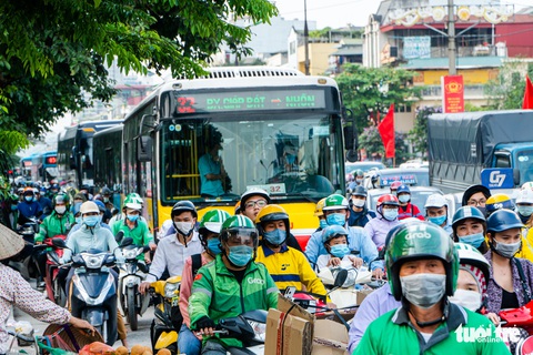 Nườm nượp người đổ về quê nghỉ lễ, xe cộ trên phố Hà Nội đứng hình từ 3 giờ chiều - Ảnh 4. Nườm nượp người đổ về quê nghỉ lễ, xe cộ trên phố Hà Nội đứng hình từ 3 giờ chiều - Ảnh 4.