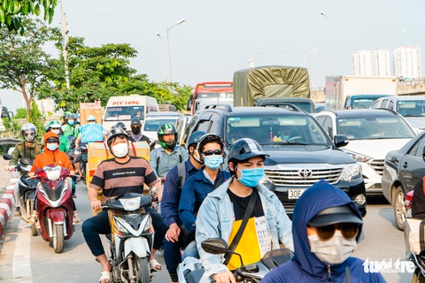 Nườm nượp người đổ về quê nghỉ lễ, xe cộ trên phố Hà Nội đứng hình từ 3 giờ chiều - Ảnh 8. Nườm nượp người đổ về quê nghỉ lễ, xe cộ trên phố Hà Nội đứng hình từ 3 giờ chiều - Ảnh 8.