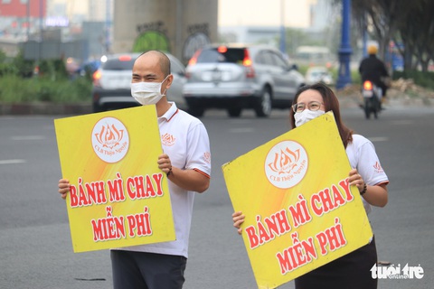Nhún nhảy mời người khó khăn bánh mì miễn phí - Ảnh 1. Nhún nhảy mời người khó khăn bánh mì miễn phí - Ảnh 1.