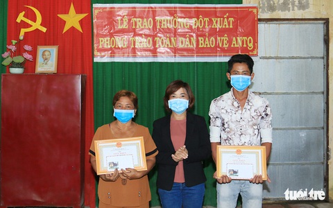 Công an khen thưởng 2 phụ nữ dùng tay không bắt cướp có dao - Ảnh 2. Công an khen thưởng 2 phụ nữ dùng tay không bắt cướp có dao - Ảnh 2.