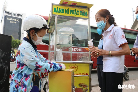 Nhún nhảy mời người khó khăn bánh mì miễn phí - Ảnh 4. Nhún nhảy mời người khó khăn bánh mì miễn phí - Ảnh 4.