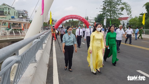 Phó chủ tịch nước Võ Thị Ánh Xuân dự lễ khánh thành cầu Nguyễn Thái Học - Ảnh 6. Phó chủ tịch nước Võ Thị Ánh Xuân dự lễ khánh thành cầu Nguyễn Thái Học - Ảnh 6.